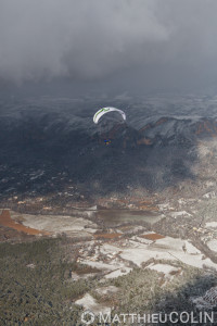 France, Alpes-de-Haute-Provence (04), Moustiers-Sainte-Marie,  parc naturel régional du Verdon, plateau de Valensole au bord du lac de Sainte-Croix sous la neige, parapente motorisé ou paramoteur (vue aérienne)