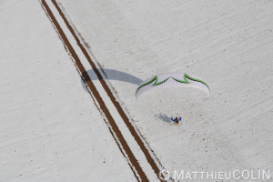 France, Alpes-de-Haute-Provence (04), Sainte Croix du Verdon,  parc naturel régional du Verdon, plateau de Valensole au bord du lac de Sainte-Croix sous la neige, parapente motorisé ou paramoteur (vue aérienne)