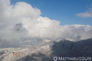 France, Alpes-de-Haute-Provence (04), Moustiers-Sainte-Marie,  parc naturel régional du Verdon, plateau de Valensole au bord du lac de Sainte-Croix sous la neige, parapente motorisé ou paramoteur (vue aérienne)