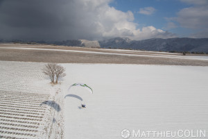 France, Alpes-de-Haute-Provence (04), Sainte Croix du Verdon,  parc naturel régional du Verdon, plateau de Valensole au bord du lac de Sainte-Croix sous la neige, parapente motorisé ou paramoteur (vue aérienne)