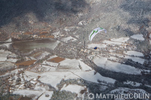 France, Alpes-de-Haute-Provence (04), Moustiers-Sainte-Marie,  parc naturel régional du Verdon, plateau de Valensole au bord du lac de Sainte-Croix sous la neige, parapente motorisé ou paramoteur (vue aérienne)