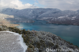 France, Alpes-de-Haute-Provence (04), Sainte Croix du Verdon,  parc naturel régional du Verdon, plateau de Valensole au bord du lac de Sainte-Croix, champs de lavande sous la neige (vue aérienne)