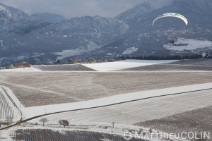 France, Alpes-de-Haute-Provence (04), Sainte Croix du Verdon,  parc naturel régional du Verdon, plateau de Valensole au bord du lac de Sainte-Croix sous la neige, parapente motorisé ou paramoteur au dessus des champs de lavande (vue aérienne)