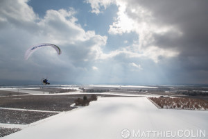 France, Alpes-de-Haute-Provence (04), Sainte Croix du Verdon,  parc naturel régional du Verdon, plateau de Valensole au bord du lac de Sainte-Croix sous la neige, parapente motorisé ou paramoteur (vue aérienne)