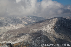 France, Alpes-de-Haute-Provence (04), Moustiers-Sainte-Marie,  parc naturel régional du Verdon, plateau de Valensole au bord du lac de Sainte-Croix sous la neige, entrée des gorges du Verdon, parapente motorisé ou paramoteur (vue aérienne)