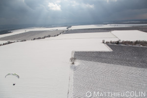 France, Alpes-de-Haute-Provence (04), Sainte Croix du Verdon,  parc naturel régional du Verdon, plateau de Valensole au bord du lac de Sainte-Croix sous la neige, parapente motorisé ou paramoteur (vue aérienne)