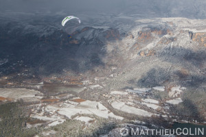 France, Alpes-de-Haute-Provence (04), Moustiers-Sainte-Marie,  parc naturel régional du Verdon, plateau de Valensole au bord du lac de Sainte-Croix sous la neige, parapente motorisé ou paramoteur (vue aérienne)