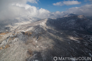 France, Alpes-de-Haute-Provence (04), Moustiers-Sainte-Marie,  parc naturel régional du Verdon, plateau de Valensole au bord du lac de Sainte-Croix sous la neige, entrée des gorges du Verdon, parapente motorisé ou paramoteur (vue aérienne)