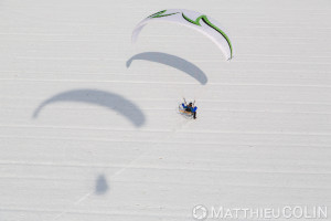 France, Alpes-de-Haute-Provence (04), Sainte Croix du Verdon,  parc naturel régional du Verdon, plateau de Valensole au bord du lac de Sainte-Croix sous la neige, parapente motorisé ou paramoteur (vue aérienne)