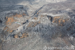 France, Alpes-de-Haute-Provence (04), Moustiers-Sainte-Marie,  parc naturel régional du Verdon, plateau de Valensole au bord du lac de Sainte-Croix sous la neige, entrée des gorges du Verdon, parapente motorisé ou paramoteur (vue aérienne)