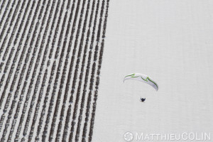 France, Alpes-de-Haute-Provence (04), Sainte Croix du Verdon,  parc naturel régional du Verdon, plateau de Valensole au bord du lac de Sainte-Croix sous la neige, parapente motorisé ou paramoteur au dessus de la lavande (vue aérienne)