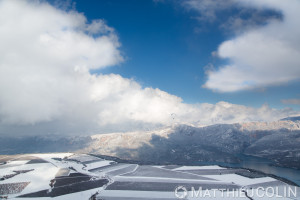 France, Alpes-de-Haute-Provence (04), Moustiers-Sainte-Marie,  parc naturel régional du Verdon, plateau de Valensole au bord du lac de Sainte-Croix sous la neige, parapente motorisé ou paramoteur (vue aérienne)