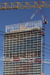 Marseille, 2 eme arrondissement, Grand Port Maritime de Marseille ou GPMM, quartier euromediterranee ou euromed, tour la Marseillaise de l'architecte Jean Nouvel, Vinci Consturction, chantier, grues