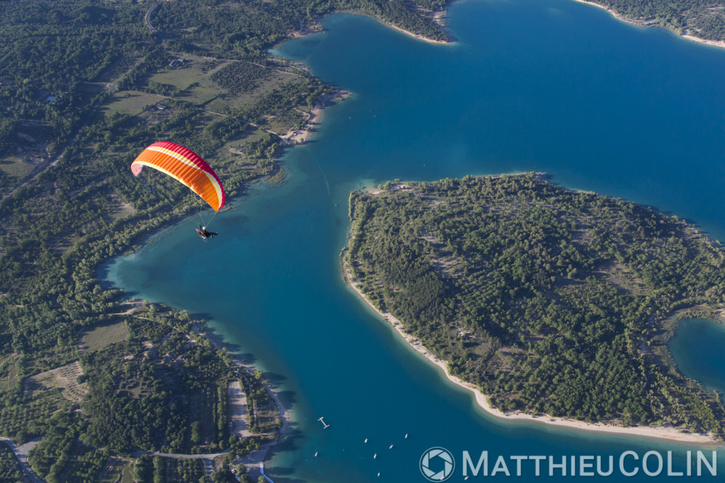 Parc naturel régional du Verdon, lac de Sainte Croix, les-Salles-sur Verdon, île de Coste Belle, parapente motorisé ou