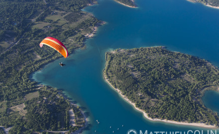 France, Var (83), parc naturel régional du Verdon, lac de Sainte Croix, les-Salles-sur Verdon, île de Coste Belle, parapente motorisé ou paramoteur (vue aérienne)