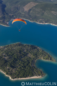 France, Var (83), parc naturel régional du Verdon, lac de Sainte Croix, les-Salles-sur Verdon, île de Coste Belle, parapente motorisé ou paramoteur (vue aérienne)