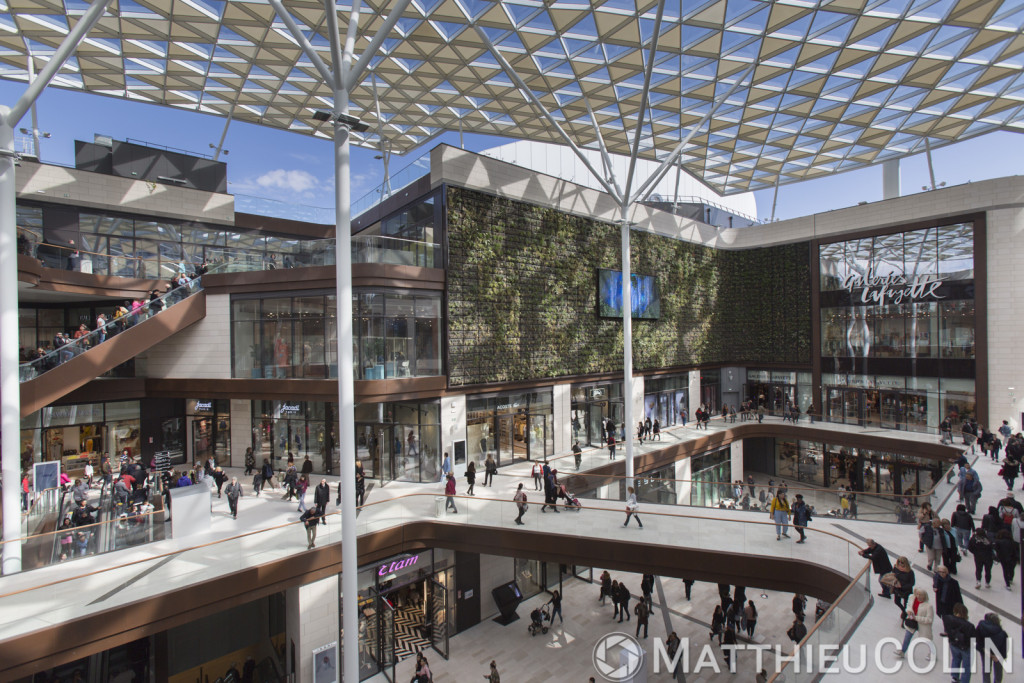 Marseille, 13008, Le Prado, centre commercial haut de gamme au pied du stade vélodrome, conçue comme une commerçante sur 4