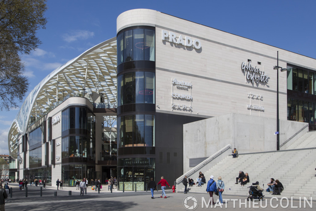 Marseille, 13008, Le Prado, centre commercial haut de gamme au pied du stade vélodrome, conçue comme une commerçante sur 4