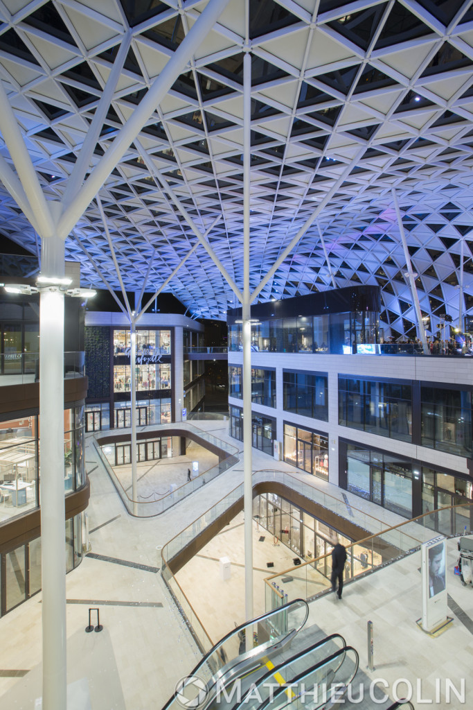 Marseille, 13008, Le Prado, centre commercial haut de gamme au pied du stade vélodrome, conçue comme une commerçante sur 4