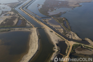 France, Gard (30), Camargue, salins d'Aigues- Mortes, Salins du Midi, Marais du Peccais, Canal de Saint Jean  (vue aérienne)