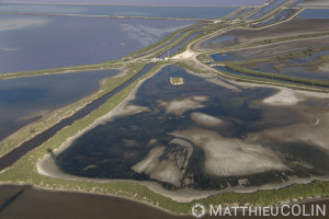 France, Gard (30), Camargue, salins d'Aigues Mortes (vue aérienne)