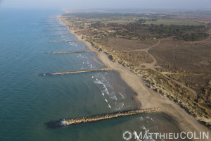 France, Gard (30), Camargue, Le Grau-du-Roi, plage à l'Est de l'Espiguette, digues de blocs rocheux erigés après la tempête de 1982 pour  retarder l'érosion et le recul de la côte entre  le petit Rhône et le Rhône vif (vue aérienne)