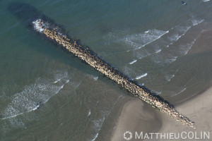 France, Gard (30), Camargue, Le Grau-du-Roi, plage à l'Est de l'Espiguette, digues de blocs rocheux erigés après la tempête de 1982 pour  retarder l'érosion et le recul de la côte entre  le petit Rhône et le Rhône vif (vue aérienne)