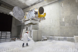 France, Alpes-Maritimes (06), Cannes, Thales Alenia Space, intégration de satellite civil et militaire de télécoms et d'observation radar et optique, salle propre ou salle blanche ISO 8, chambre anéchoïque ou chambre sourde pour essais d'émission et réception