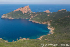 France. Corse du Sud (2A),  commune  de Piana, capo Rosso ou  Capu Rossu, site naturel classé au patrimoine mondial de l'Unesco, anse de Palo ou Palu (vue aérienne)