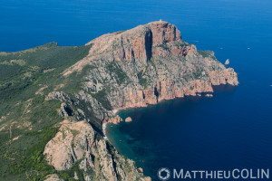 France. Corse du Sud (2A), Gofle de Porto, commune  de Piana, capo Rosso ou  Capu Rossu, site naturel classé au patrimoine mondial de l'Unesco (vue aérienne)