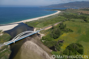 France. Corse du Sud (2A), golfe de Sagone, commune de Coggia, pont sur l'embouchure du Liamone, plage de san Giuseppe (vue aérienne)