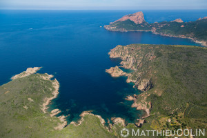 France. Corse du Sud (2A),  commune  de Piana, capo Rosso ou  Capu Rossu, site naturel classé au patrimoine mondial de l'Unesco, anse de Palo ou Palu (vue aérienne)