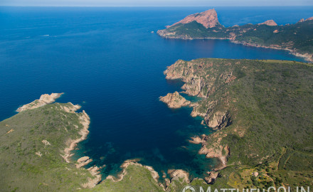 France. Corse du Sud (2A),  commune  de Piana, capo Rosso ou  Capu Rossu, site naturel classé au patrimoine mondial de l'Unesco, anse de Palo ou Palu (vue aérienne)