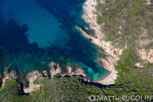 France. Corse du Sud (2A), golfe de Sagone, commune de Cargèse, plage de Molendinu et pointe  (vue aérienne)