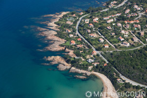 France. Corse du Sud (2A), golfe de Sagone, commune de Coggia, Témoli, villas en bord de mer  (vue aérienne)