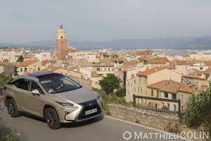 France, Var (83), Saint Tropez, clocher de d'église et toits, Lexus RX450 H Hydrid