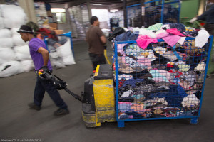 France, Bouches-du-Rhône (13), Marseille, Le Relais, entreprise de collecte et de tri  , de valorisation et de recyclage (friperie, isolant) de textile et chaussures pour l’insertion de personnes en situation d’exclusion, par la création d’emplois durables. Membre d’Emmaüs France et de l’Inter Réseaux de la Fibre Solidaire IRFS