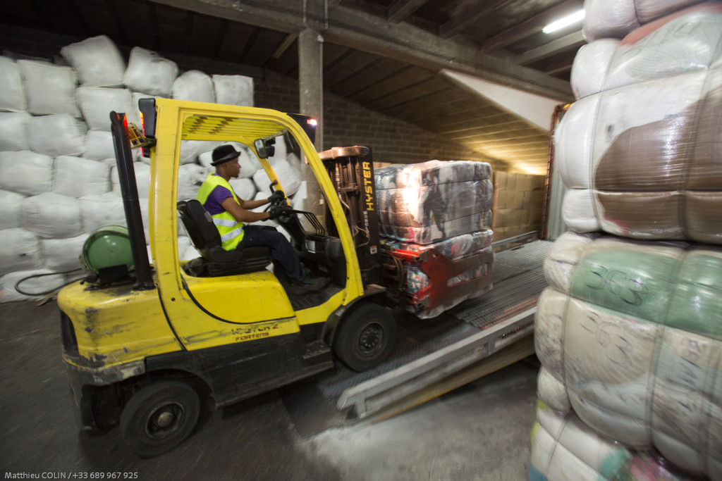 Marseille, Le Relais, entreprise de collecte et de tri , de valorisation et de recyclage (friperie, isolant) de textile