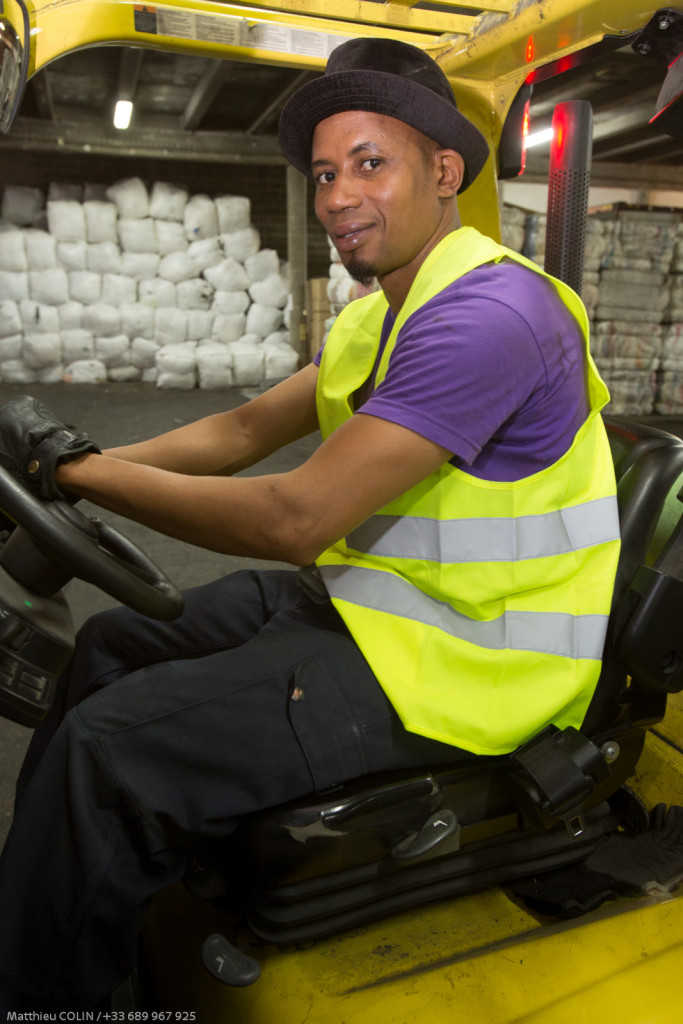 Marseille, Le Relais, entreprise de collecte et de tri , de valorisation et de recyclage (friperie, isolant) de textile