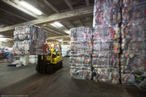 France, Bouches-du-Rhône (13), Marseille, Le Relais, entreprise de collecte et de tri  , de valorisation et de recyclage (friperie, isolant) de textile et chaussures pour l’insertion de personnes en situation d’exclusion, par la création d’emplois durables. Membre d’Emmaüs France et de l’Inter Réseaux de la Fibre Solidaire IRFS