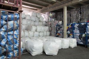 France, Bouches-du-Rhône (13), Marseille, Le Relais, entreprise de collecte et de tri  , de valorisation et de recyclage (friperie, isolant) de textile et chaussures pour l’insertion de personnes en situation d’exclusion, par la création d’emplois durables. Membre d’Emmaüs France et de l’Inter Réseaux de la Fibre Solidaire IRFS