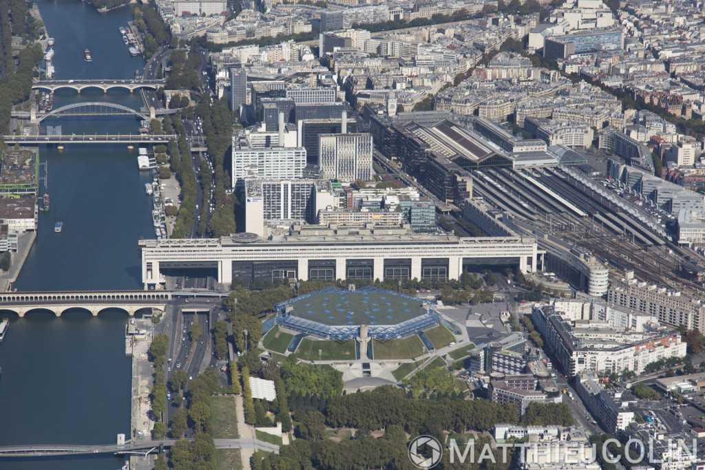 12ème arrondissement et la Seine, Bercy, ministère des Finances, Palais Omnisport de Paris-Bercy, Gare de Lyon (vue aérienne)
