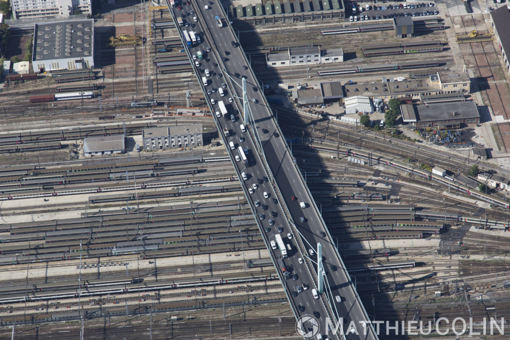 Ivry-sur-Seine, gare de triage sncf réseau en amont de la gare d'Austerlitz et bd périphérique (vue aérienne)