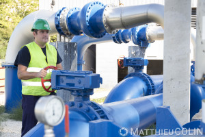 France, Gard (30), usine du site de captage d'eau de Comps dans la nappe phréatique du Rhône. Intervention d'un agent de la Saur. Entretien d'un moteur de pompe à eau