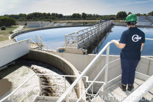 France, Gard (30),  Nîmes. Station d'épuration de Nîmes. Test de la qualité de l'eau par un agent du groupe Saur.