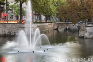 France, Gard (30), Nîmes, quai du canal et jardins de la Fontaine