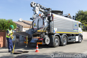 France, Gard (30),  Nîmes. Agent du groupe Saur. Entretien des canalisations d'eau avec un camion d'hydrocurage