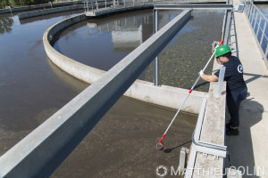 France, Gard (30),  Nîmes. Station d'épuration de Nîmes. Test de la qualité de l'eau par un agent du groupe Saur.