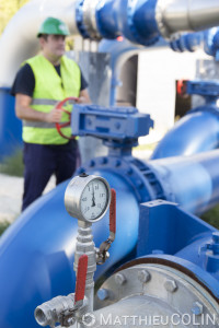 France, Gard (30), usine du site de captage d'eau de Comps dans la nappe phréatique du Rhône. Intervention d'un agent de la Saur. Entretien d'un moteur de pompe à eau