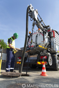 France, Gard (30),  Nîmes. Agent du groupe Saur. Entretien des canalisations d'eau avec un camion d'hydrocurage